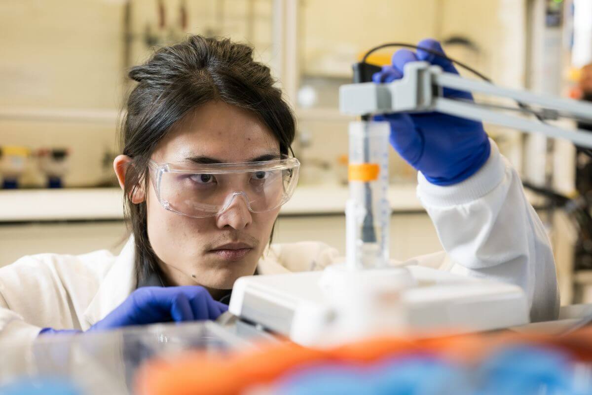 Materials science PhD student Ziyi Bruce Meng tests samples of water to see how effective a new electrocatalysis technique developed in 的 lab of Assistant Professor is at remediating perfluorooctane sulfonate (PFOS) pollution at University of Rochester 哈吉姆工程学院 and 应用科学.